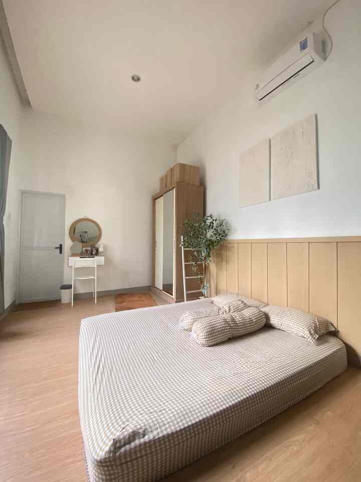 Bedroom dikamarku luas 3x3.5m. Dengan ukuran kamar yang standar ini, aku tidak banyak menggunakan furniture, agar ruangan terasa lebih luas. Aku sediakan spot untuk beribadah didepan lemari. 
Untuk kenyamanan dan keamanan kasur tidak menggunakan dipan karna aku masih punya balita dan baby yang masih tidur bersama-sama. Aku juga sengaja meletakkan pohon artificial agar ruangan terasa lebih segar. Untuk meja rias aku sengaja memilih meja gantung agar tidak memakan tempat dan tentunya tetap memilih warna senada dengan dekorasi kamar agar terasa lebih myaman dan rapi. 
Semoga dapat menginspirasi ❤️


#kasurbusa #kasurlipat #catrumahminimalis #warnacat #wallbatten #dekorasikamar #bedroomstyling #inspirasikamar #mejariasminimalis #spreikamar #vinylsticker #pohonartificial 