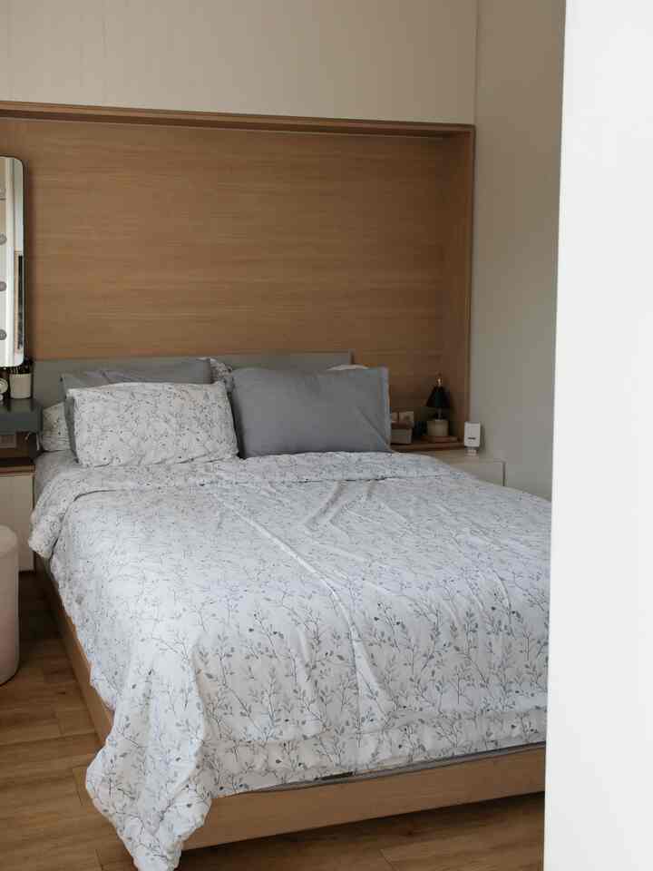 Siasati kamar sempit dengan menggunakan dipan tatami.
Dan gunakan hpl serta vinyl dengan warna earth tone ala japandi

Tambahkan aroma therapy dengan candle warmer cukup bikin suasana makin relax

Kamar ini cukup nyaman karena sesuai kebutuhan kami. 
#BedroomStyling #InspirasiKamar #JapandiBedroom #DipanTatami #HPLAica #vynil 