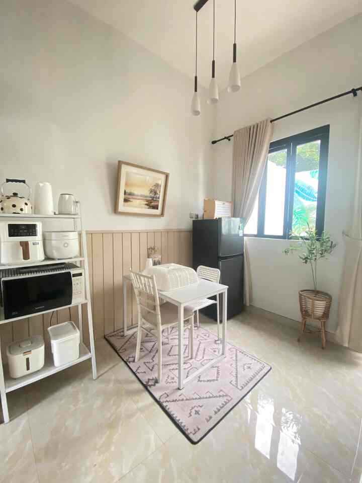 Dining room aku posisinya persis ada  disebelah dapur segarisku. Ada 2 kursi dan 1 meja makan yang aku tambahkan lampu gantung diatasnya. Tidak banyak dekorasi tapi menurutku dengan perabot dan furniture tertata rapi membuat rumah dan area dining room ini terasa nyaman. 
pencahayaan juga cukup karna aku memposisikan dining room ini dekat dengan jendela yang langsung tersambung dengan halaman belakang. Semoga menginspirasi ❤️


#diningroom #kitchenanddining #mejamakan #ruangmakanminimalis #kursiikea #lampugantung #inspirasiruangmakan #rumahminimalis #inspirasimejamakan