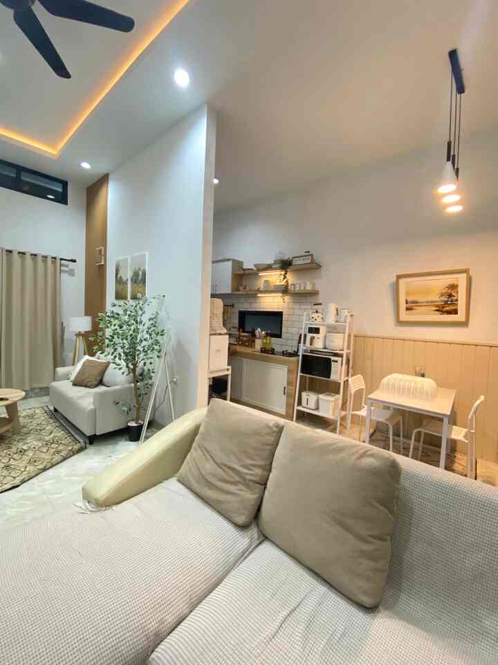 Halo.. ini living room dirumahku yang open space tanpa sekat. Aku pilih tema open space karna luas rumahku yang tidak besar, jadi konsep open space membuat ruangan terasa lebih luas. Open space dirumahku menyambung dari ruang tamu, ke living room, dining room dan juga dapur. #rumahopenspace #rumahtanpasekat #sofaminimalis #walldecor #woodpanel #rumahterbuka 
