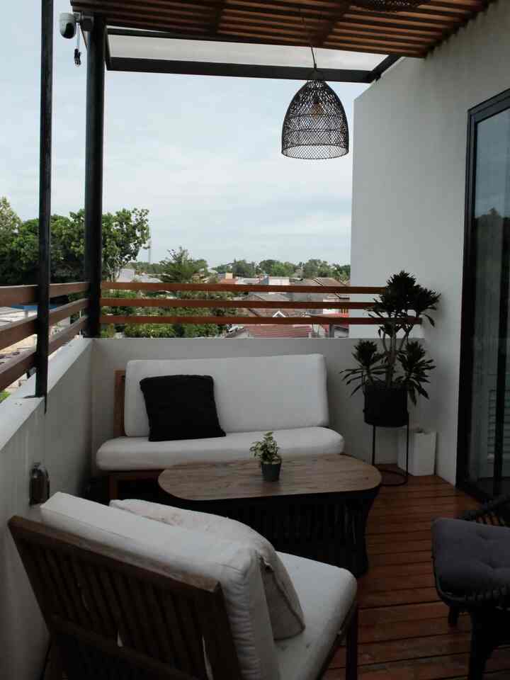 Welcome to our mini rooftop
Ukurannya sekitar 2.5 x 5.5 m
Cukup untuk bersantai sore 

Ya muat kurang lebih 5 orang dewasa
Menggunakan material kayu jati untuk lantai dan cover kanopi.
Untuk menghasilkan Bali Vibes… 
#rooftoprumah #iderooftoprumah #rooftopalabali #ideruangrekreasikeluarga #rooftopmini 