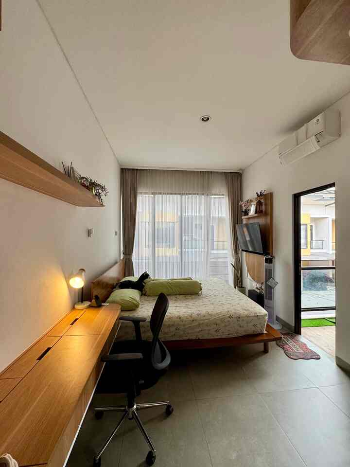 Kamar 4 x 3 meter, minimalis tapi nyaman! Awalnya bingung mengatur tata letak di ruangan ini karena takut terlihat sempit. Tapi ternyata dengan built-in beberapa furniture seperti meja rias, meja kerja, lemari bisa membuat kamar ini sangat nyaman. Selain itu, jendela besar di ruangan ini menambah ambience terang dan luas
#KasurKamartidur #Dipan #KursiKerja #MejaKerja #KeramikGranit #BedroomStyling #InspirasiKamar #KamarUtama