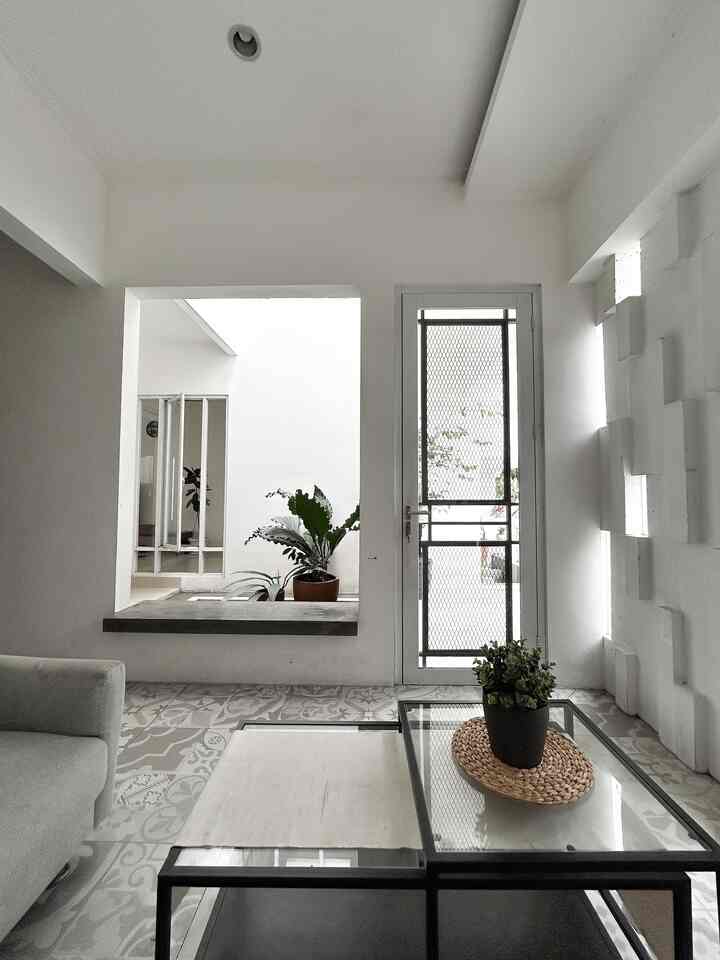 Pintu utama di #boemisaturnus ini tidak terlihat dari fasad utama, pintu ini berasa di balik tembok pembatas dan langsung terhubung ke #livingroom dan #taman kecil di bagian tengah rumah. Terbuat dari pintu kaca dan tralis besi expanded metal. #pintumasuk #pintutersembunyi #tralisbesi #tamanrumah