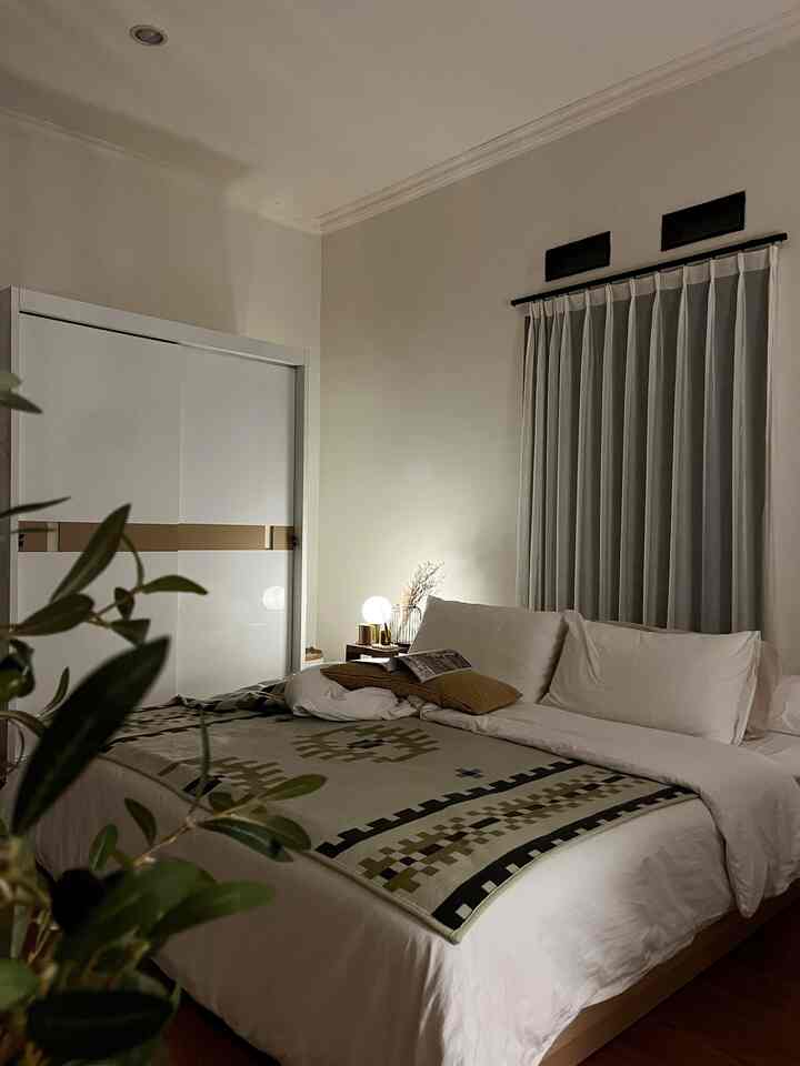 Kamar tidur di #rumahmaknaa 5 x 3,5 meter. Tapi area tidur yang digunakan hanya 3,5 x 3,5 meter. Sisanya dimanfaatkan sebagai area kerja. 

Aku pakai kasur ukuran 180 x 200 cm. Supaya tidak terkesan penuh aku pakai divan pendek. Supaya makin nyaman, aku pilih kasur, bantal, guling, sprei dan selimut yang berkualitas. Menurutku hal tersebut sangat menunjang kenyaman kamar tidur. 

Penambahan table lamp dengan warna warm dan reed diffuser bikin kamar makin berasa nyaman. 

#KasurSpringBed #CatRumahPutih #WarnaCatRumah #DipanJapandi #Cat #LantaiVynil #Vynil #DuvetCover #BantalMicrofiber #SelimutRajut #SarungBantalPutih #BedroomStyling #InspirasiKamar