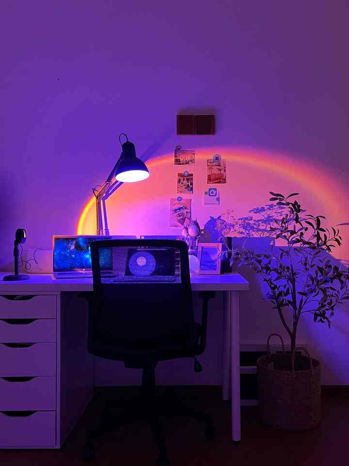 Ubah suasana kerja dengan coba mainin lighting ✨

Ternyata cuma mainin lampu, bisa bikin suasana ruangan berubah yaa. Disini aku cuma pakai dua lampu. 
1. Lampu proyektor sunset. Btw ini harganya murah loh, cocok buat foto ala2 kaya gini😍

2. Wiz Smart Lighting bulb dengan warna lampu keungunan

Hasilnya cantik yaa 😍
#SmartLighting #RuangKerja #InspirasiRuangKerja #Nightvibes #NightAmbience #LampuKerja #LampuSunset #MejaKerja #Rak #OliveTree