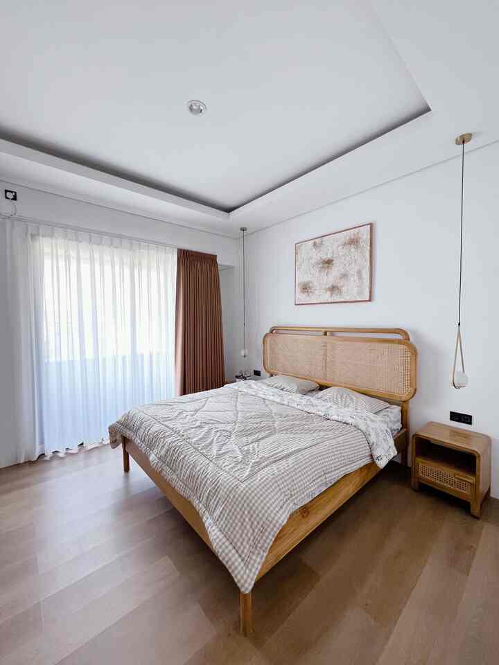 .bedroom.

Haloo sahabat Ohouse!

Siapa yang hobinya rebahan kaya aku?
:)
Dah pasti buat kaum rebahan kaya aku, kamar tidur itu adalah ‘Koentji’ ,,
Kamar dibuat senyaman mungkin biar pas tidur itu nyenyak dan tidur jadi berkualitas,,
Aku milih buat ga terlalu banyak perintilan biar bersih-bersihnya gampang,,

Tapi suka banget sama styling kamar yang pinter mix match nya😍
Jadi pengen lebih explore lagi spot di kamar biar makin estetik dan nyaman,,

Banyak banget liat tetangga online di Ohouse yg kamarnya cakep-cakep,,
Bisa banget buat dijadiin referensi,,

#kamartidur #springbed #SPC #lampugantung #dipanjati #catputih #gordenblackout #BedroomStyling #InspirasiKamar