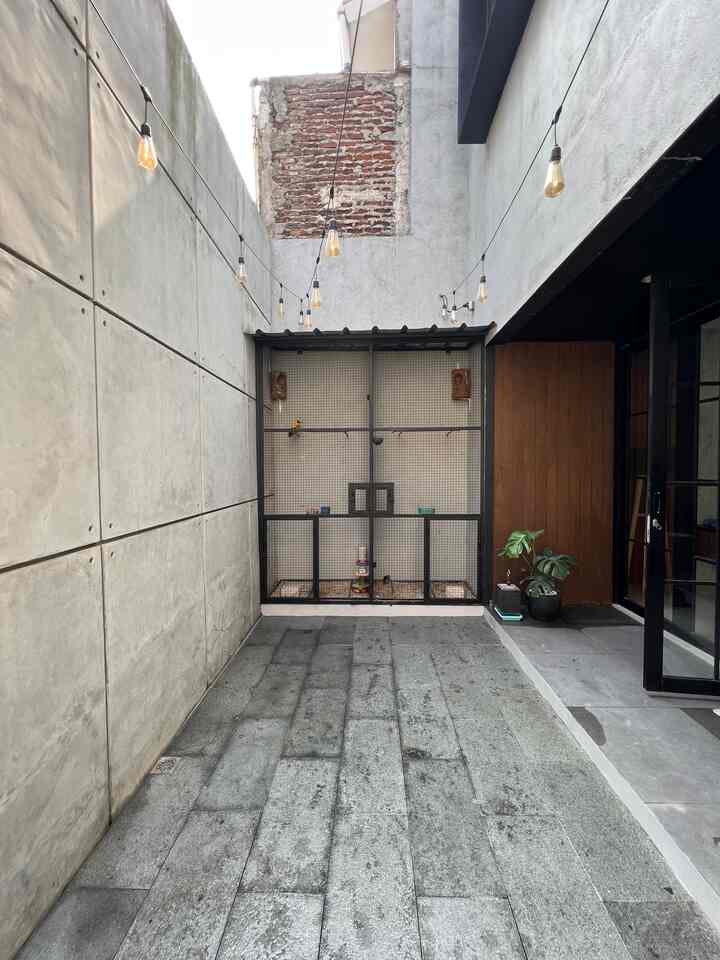 Haloo tetangga Ohouse!

Ketemu lagi sama taman belakang favorit satu-satunya rumah_veyla 🤍

Mumpung lagi rapih dan beraih cepet-cepet foto hihi,,

Area ini kepake banget buat tempat main anak-anak, buat jemur karpet, buat foto-foto,,taman serbaguna banget,,

#tamanbelakang #batuandesit #kandangburung #lampucafe #monstera #industrial #tamanrumah #rumahmodern #tamanminimalis #tamanalacafe