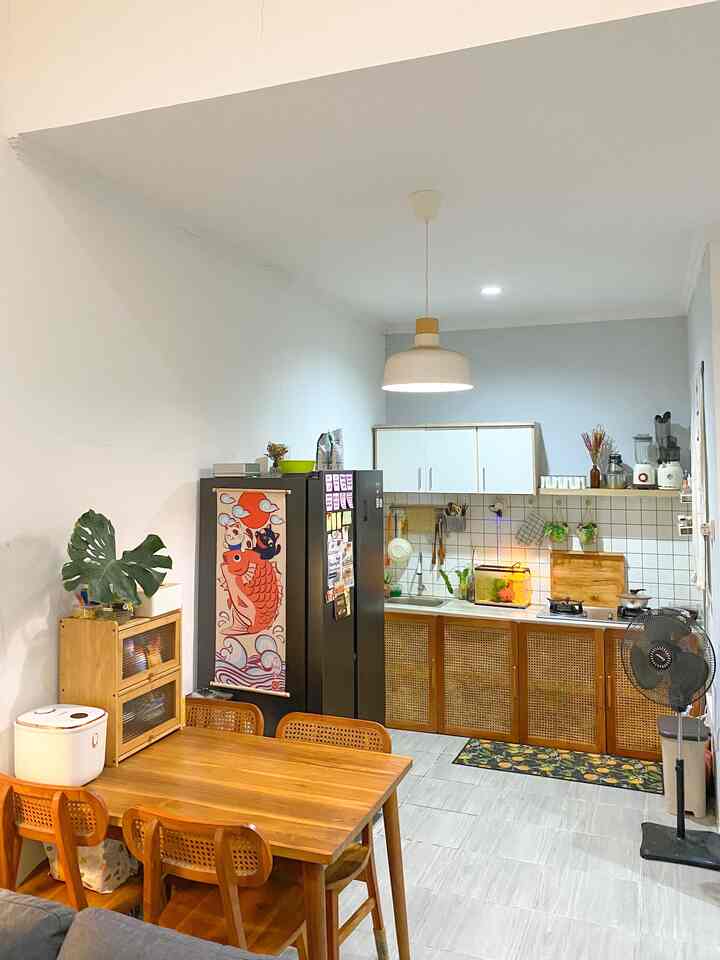 Open space dirumah jahar memang sangat open, dimulai dari ruang tamu, ruang makan, dan memasak hingga mencuci piring, semua dilakukan di satu ruang. Hal ini dikarenakan tidak inginnya rumah terlihat sempit dan mendekatkan dapur agar tidak terkesan diluar rumah, maka kami gabungkan dapur mungil di dalam rumah saja.
#kitchenset #rumahterbuka #mejamakanjati #ruangtamuterbuka #ruangmakanmungil #ubinmotifkayu #warmtone #rumahsederhana #rumahcozy #dapuropenspace #rumahtanpasekat