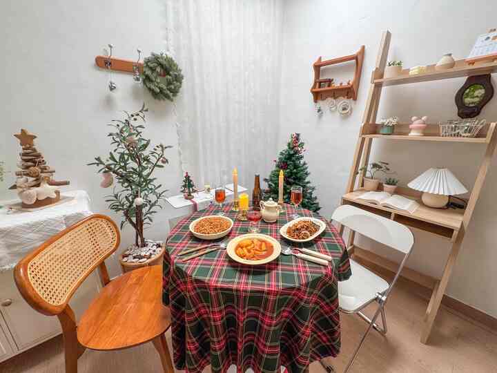 Karna ruanganku tipe one room jadi meja makan pun yah bebarengan ditengah ruangan open space gitu 🤍


#WarnaCatRumah #Cat #DapurOpenSpace
#RumahTanpaSekat #christmasdecor #dekorasinatal #dekornatal #koreanstudio #studiokorea #minimalistroom 