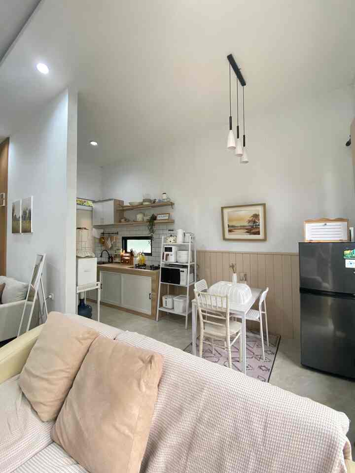 Halo.. semoga ga bosen dengan foto dapurku ya 🥰 iya memang begini aja dapurku, dapur segaris yang aku memang sengaja dapur letaknya didepan dekat dengan livingroom agar aku bisa masak sambil memantau anak aku yang main di livingroom. Aku tidak memiliki banyak barang dan rutin declutter barang agar dapur mungil ini tidak sumpek dan lebih minimalis. #kitchenset #lampugantung #kertasive #komportanam #karpet #inspirasidapur #inspirasidapurmungil #dapurcompact