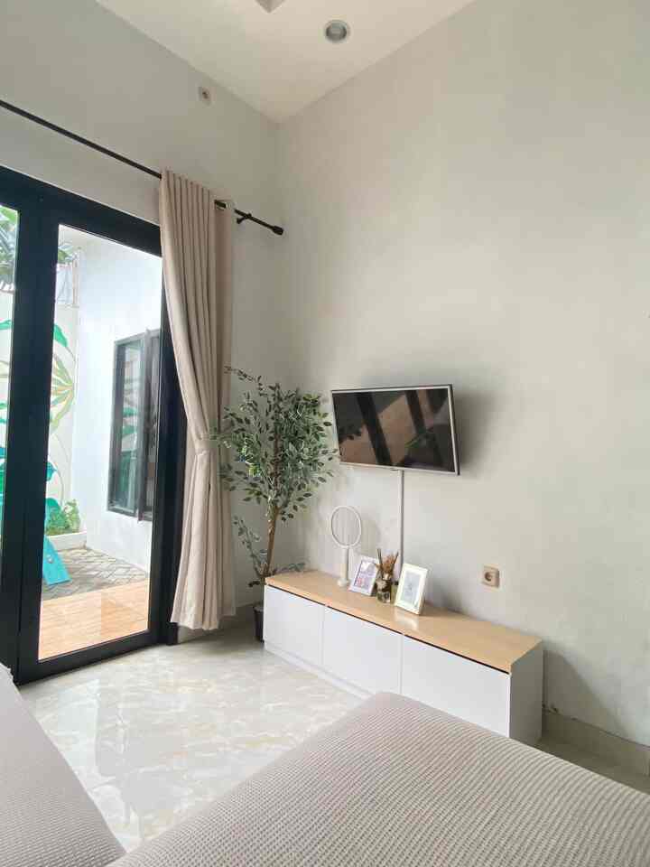 Ini adalah ruangan yang paling sering digunakan dengan anggota keluarga. Kadang kita makan disini bersama-sama atau sekedar nonton tv dan berkumpul quality time. Ruangan ini paling hidup. Sengaja aku pakai sofa bed L agar kumpul dengan keluarga terasa lebih nyaman. #livingroom #inspirasilivingroom #ruangtv #ruangtvminimalis #raktv #sofabed #coversofa 