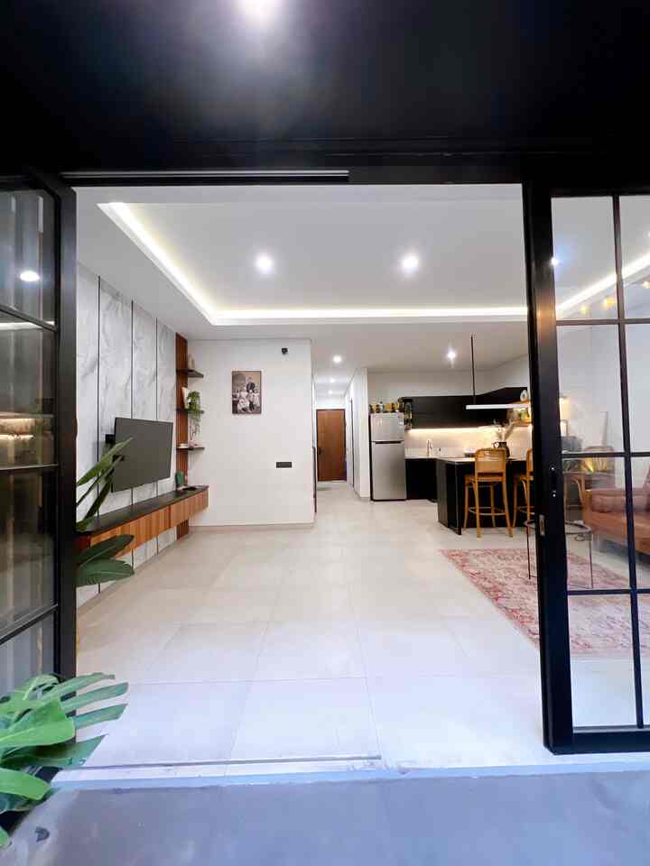 .open space kitchen.

Haloo tetangga Ohouse🤍

Kalau tetangga rim makan di meja makan atau di ruang tv?
Kalau di rumah_veyla ga perlu bingung, soalnya ruangan kami open space dan smua kegiatan di 1 tempat,,
Udah setaun belakangan ini kamu mutusin buat ga lagi pake meja makan dan mundurin kursi buat nonyon tv,,
Rumah jadi berasa lebih lega dan anak-anak lebih leluasa main,,

#kitchenset #kitchensetminimalis #openspace #granit #pintulipat #lampugantung #vaskeramik #wallpanel #kursijati #DapurOpernSpace #RumahTanpaSekat