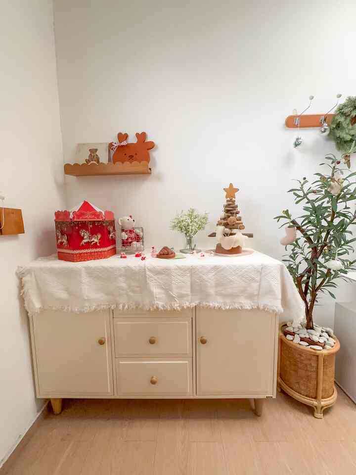 Christmas Decor di mini studio ku 🤍


 #ChristmasHomeDecor #ChristmasVibe #ChristmasDecorInspo #HiasanRumahNatal #NatalDiRumah #dekorasinatal #dekornatal #christmasdecor 