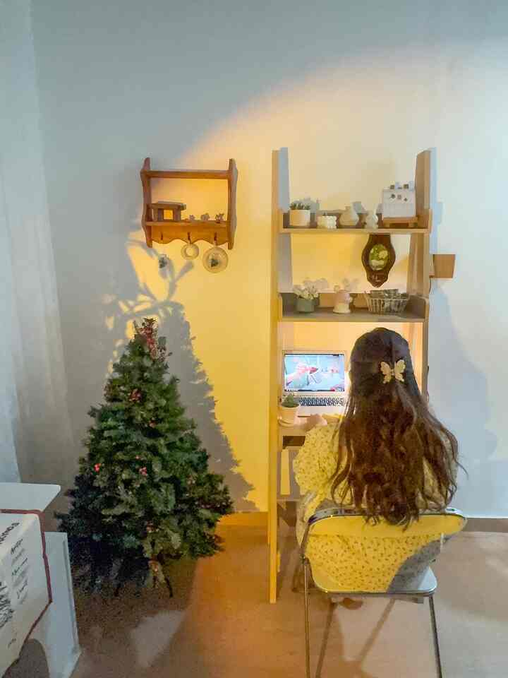 Simple tapi cozy banget! 🌟
Karna ruangan aku terbatas, sebenernya aku ga ada living room khusus. Jadi biasanya disini lah spot bagian yang ku gunakan untuk bersantai, mengobrol, dan menonton. Dengan dekorasi yang minimalis. Sedih lampu pohon natalku tiba tiba rusak 🥲


#WarnaCatRumah #Cat #RuanganTerbatas #LivingRoomMungil #NightVibe #nightvibes #dekorasinatal #christmasnight #christmasdecorations 