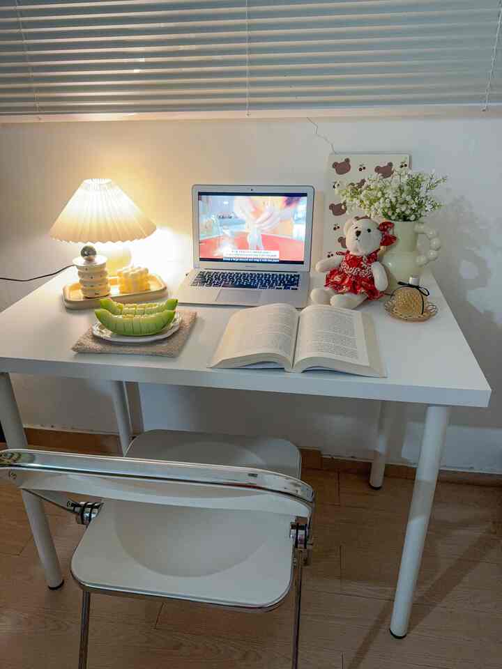 Tempat ku bersantai dimalam hari sambil nonton sambil cemil buah 


#homeoffice #desksetup #mejakerja #mejabelajar #mejabaca #mejaputih #deskdecor #deskinspo #inspirasimejabelajar #inspirasimejakerja 