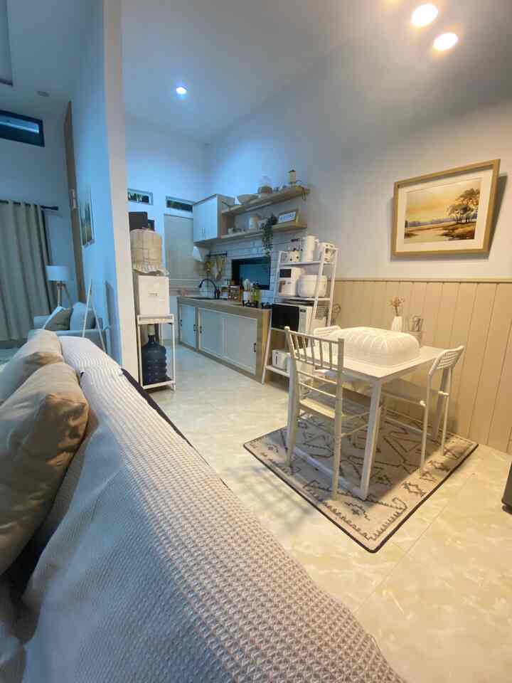 Slide ke-2 adalah dapurku sebelum aku makeover.

Awalnya top table dapurku pakai granit warna hitam dengan harapan kalau ada kotor tidak gampang terlihat, tapi ternyata kalau ada bercak air justru keliatan banget.. akhirnya aku lapisi dengan kertasive motif kayu, dan aku ganti nuansa dapur dengaan white and wood agar dapur terasa lebih terang tapi juga warm. Untuk inspirasi dapurnya, aku dapat dari pinterest 🥰

Untuk bagian kolong dapurnya, aku membuat diy pintu kolong dapur, dari kayu triplek, yang aku lapisi dengan sticker warna putih, dan aku tempelkan ducting cable untuk menjadi rel. 

Semoga menginspirasi 🥰

#kitchenset #inspirasidapur #dapurminimalis #dapuridaman #dapurkecil #dapursegaris #mydreamkitchen #kitchenrenovation #kitchenstyling #kertasive 