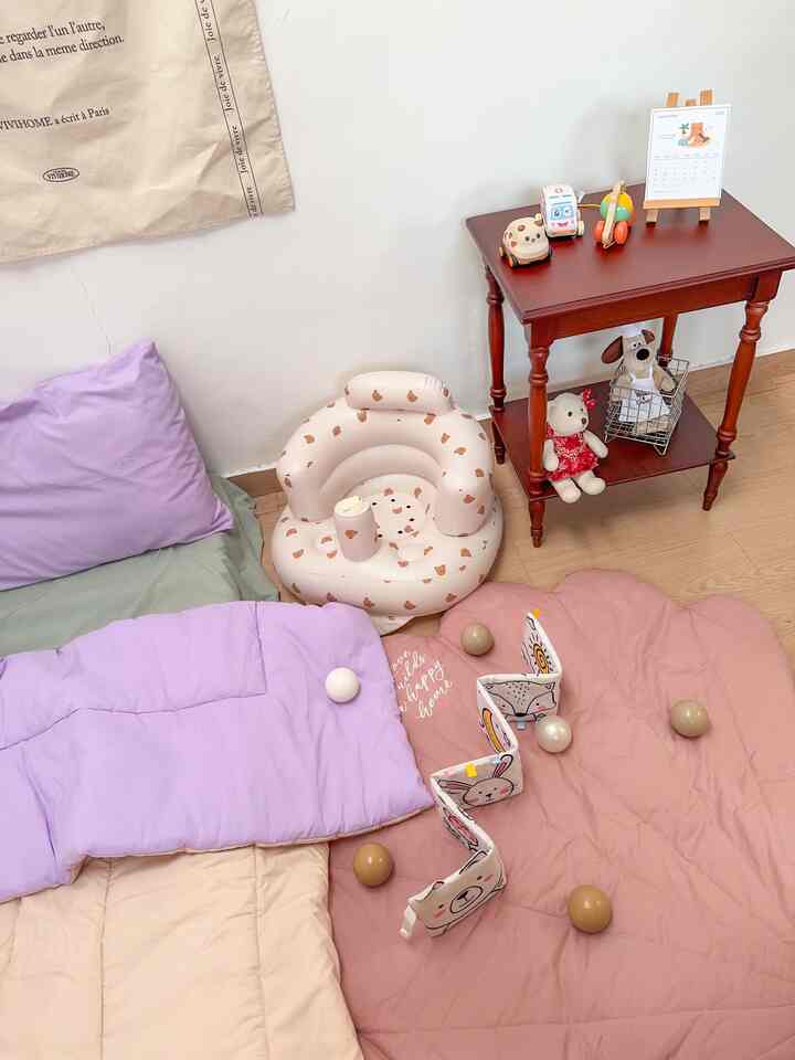 Bagian ruangan yang kids friendly untuk anakku bermain 🤍
Agar lebih aman sebenernya kita seharusnya menggunakan kasur tanpa dipan agar anak tidak terjatuh. 

#WarnaCatRumah #TempatTidurAnak #RumahRamahAnak #MaterialRamahAnak #FurniturRamahAnak #babyroom #babystudio #babyroominspo 