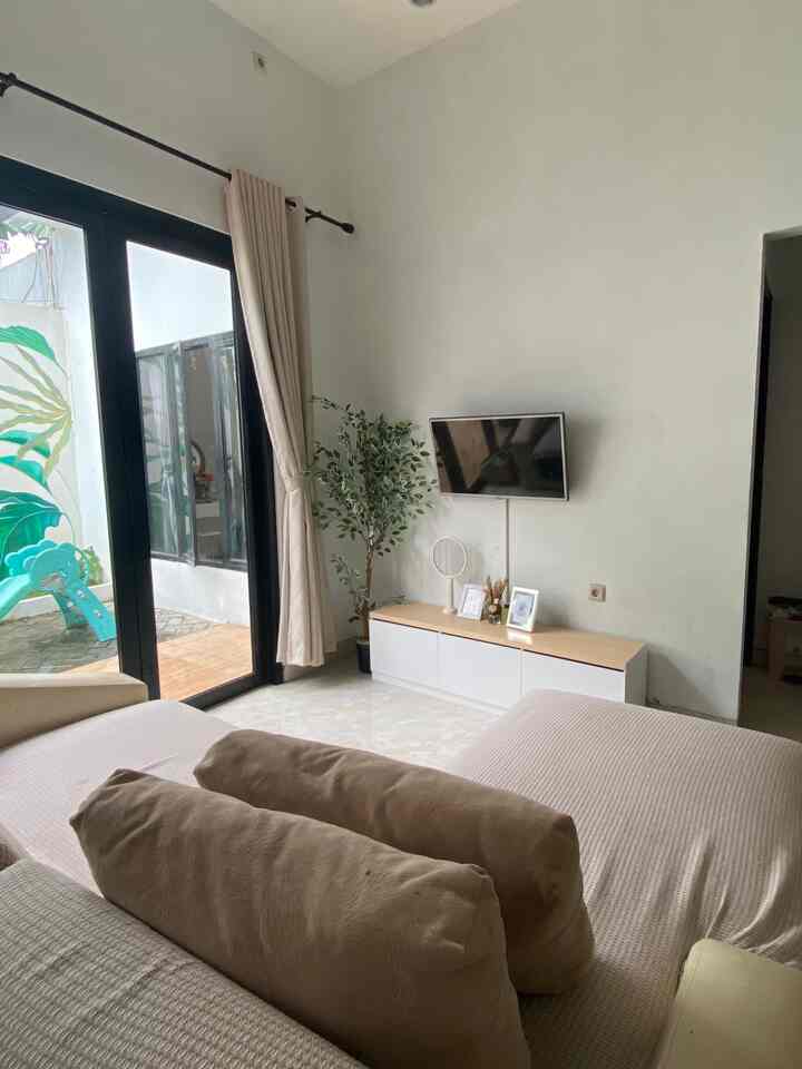 Living room jadi salah satu tempat favorit aku dan anggota keluarga lainnya. Ini  adalah tempat kita menghabiskan waktu bersama-sama ❤️

#Momendirumah #inspirasidekorasi #ruanganfavorit #warnacatrumah #raktv #livingroom #sofabedL #inspirasilivingroom 
