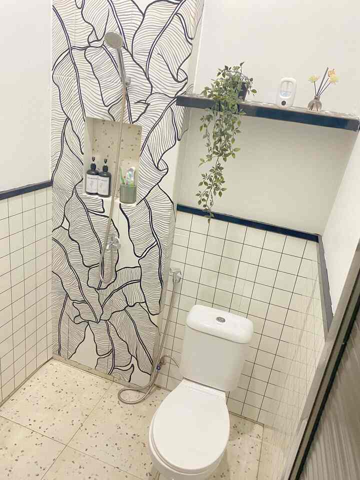 Warna cat hijau adalah kamar mandiku sebelum dimakeover. Untuk meciptakan ruangan yang lebih terang, aku memutuskan untuk merubah warna cat jadi warna putih. Untuk dinding aku pakai wallfoam yang tahan air, agar renovasi kamar mandi jadi low budget. #renovasikamarmandi #bathroommakeover #inspirasikamarmandi #keramikkamarmandi #closetkamarmandi #cattembok #dindingkamarmandi 