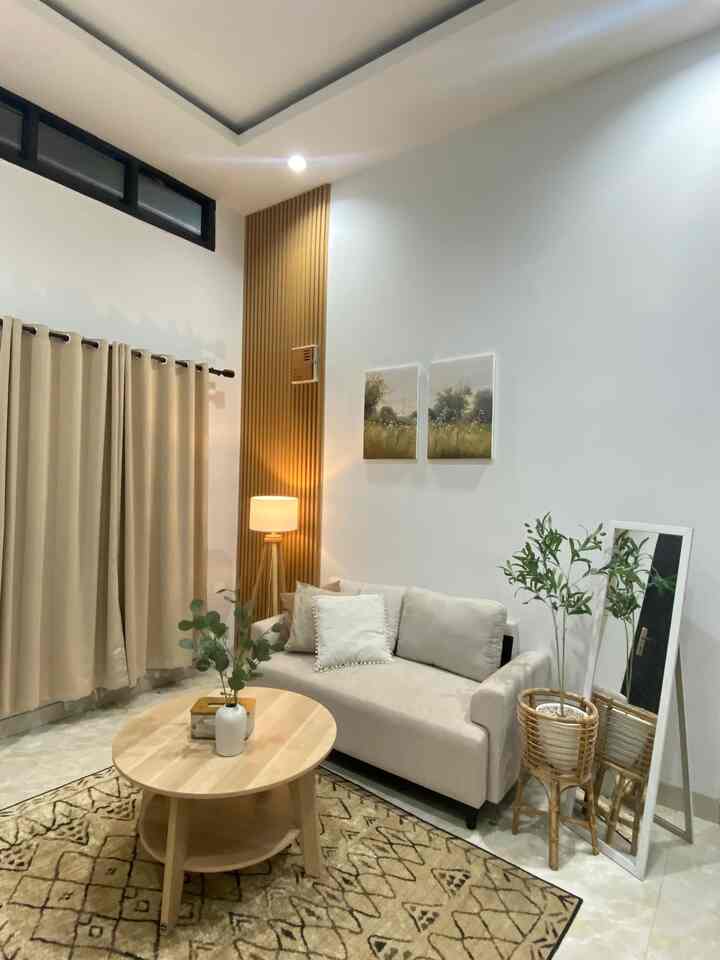 Wood panel di dinding ruang tamu ku memberikan kesan lebih elegan untuk ruangan. Aku paling suka woodpanel ini, karena selain warnanya yang cocok dengan tema rumah, juga bisa jadi dekorasi elegan yang bisa mebuat suasana ruangan menjadi lebbih manis. Apa kalian tertarik untuk pasang wood panel juga? 
#karpetlivingroom #sofa #standinglamp #woodpanel #wpc #elegantonbudget #desainrumahelegant #sederhanamewah 