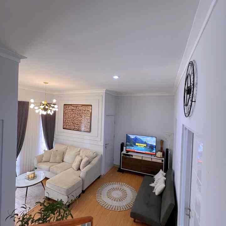 living room kami ☺️
salah satu ruangan di rumahmungilumra dengan gabungan style minimalist modern dan sedikit sentuhan elegant di dalam konsep ruangannya.
Dengan lampu gantung dan meja tamu berwarna white gold 

#minimalistmodern
#homedecorinspo #roomdecorinspo #aesthetichomedecor