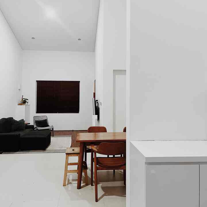 Alasan menggunakan konsep simple minimalis adalah agar maintainance kebersihan rumah mudah. Kami sekeluarga suka sekali beberes rumah, jadi senang apabila waktu saat beberes dan bebersih singkat serta cepat.

Konsep simple minimalis kami terapkan hampir di semua ruangan, kombinasinya kebanyakan perpaduan putih dan kayu.

Elemen dekorasi kebanyakan adalah built in cabinet, seperti kitchen set dan lemari laundry kami di finishing dengan hpl yg disamakan dengan warna cat rumah kami sehingga warnanya selaras. 

Serta kami menyamakan warna vinyl dengan meja makan dan pintu utama, agar warnanya selaras. 

#minimalis #homedecorinspo #aesthetichomesecor

