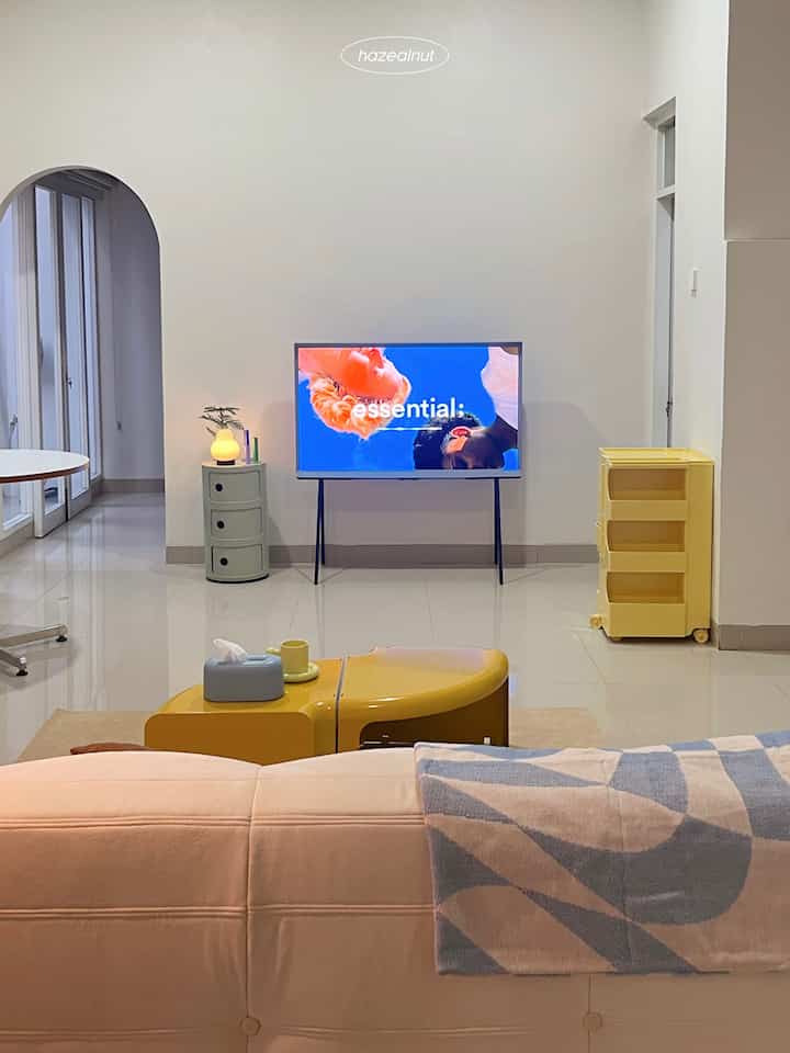 tema rumah anak GenZ :  postmodern retro ✨

karna rumah ini baru ditempati 2 bulan jd belum semua ruangan aku dekor. Ruang tengah inilah yang paling banyak dekorasinya.  Post-modern identik dengan pemainan warna dan design furniture yg playful serta unik. untuk mecapai tema ini cukup sulit mencari dekorasinya di indonesia, beberapa ada yg aku custom & import dari luar negri.

#postmodern #retro  #homedecorinspo #roomdecorinspo  #hazealnut #aesthetichomedecor