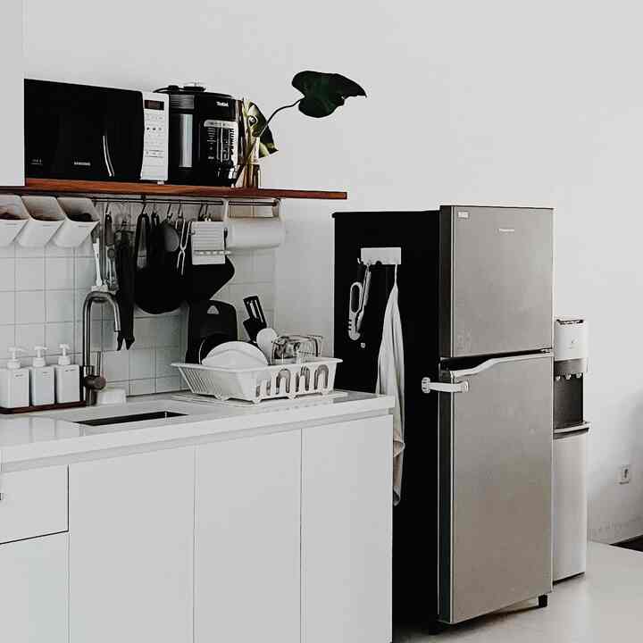 Point of interest di dapur mungkin kitchen set yg keseluruhan berwarna putih. Pemilihan warna putih pada dapur kami dikarenakan kami ingin sekali memiliki dapur yg bersih, putih memudahkan kami melihat bagian mana yg terlihat kotor dan perlu dibersihkan.

Papan kayu jati yg kami jadikan sebagai ambalan adalah dekorasi tambahan pada dapur kami. Karena beberapa furniture kami menggunakan kayu jati, ambalan kayu ini kami gunakan untuk menyamakan warna dengan ambience rumah kami.

#kitchenstyling #kitchendecorideas #kitchemakeover
