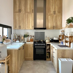 Seperti postingan aku sebelumnya bahwa design rumah kami adalah Simple Scandinavian dengan di dominasi natural wood dan putih kami juga menambahkan ornamen hitam pada bagian dapur..
#kitchenstyling #kitchendecorideas #kitchenmakeover