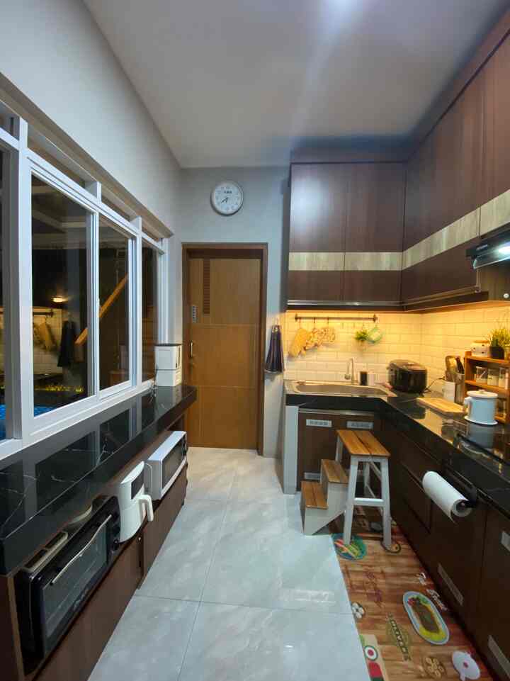 Dapur segaris nan minimalis, didominasi warna black and wood serta sentuhan warna putih pada beberapa alat elektronik.

Dikarenakan space yang terbatas, disini kami memakai kabinet super besar dan tinggi sebagai tempat penyimpanan barang-barang.

Kami gunakan juga tangga lipat kayu yang multifungsi, bisa sebagai tangga, bisa sebagai kursi juga untuk rehat sejenak saat sedang memasak.

#kitchenstyling #kitchendecorideas #kitchenmakeover #simplykitchen #minimalistkitchen 