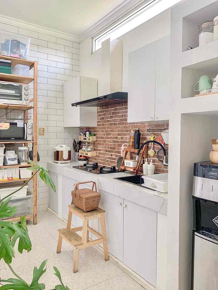 Hal yang pertama saya pikirkan untuk merancang dapur adalah color palettes. Warna dominan interior dapur sangat memengaruhi mood setiap pagi karena disini awal dari aktivitas harian. Saya sangat menyukai look yang natural jadi dominan warna wood dengan kombinasi warna putih agar terlihat lebih clean.

#kitchenstyling #kitchendecorideas #kitchenmakeover #skandinavian #brickkitchen #rumahclusterminimlist 