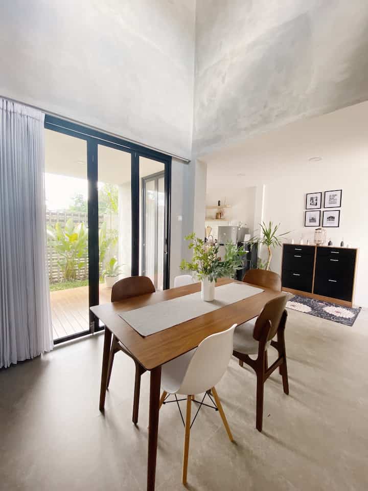Industrial Modern Tropical House 

Shatukisah merupakan wujud perpaduan dari beberapa isi kepala saya dan suami yang di dalamnya terdapat semen ekspos pada sebagian besar dinding, sedikit sentuhan cat putih, dan tak lupa tanaman hijau yang ada di dalam maupun luar rumah. Tambahan furnitur kayu berwarna gelap dan juga terang menjadi tema utama kami dalam mendekorasi isi rumah.

Area Inti dari rumah ini adalah ruang tengah yang dijadikan tempat berkumpul, makan, maupun sekedar bersenda gurau di penghujung hari.

#industrial #modern #tropical #homedecorinspo #aesthetichomedecor 