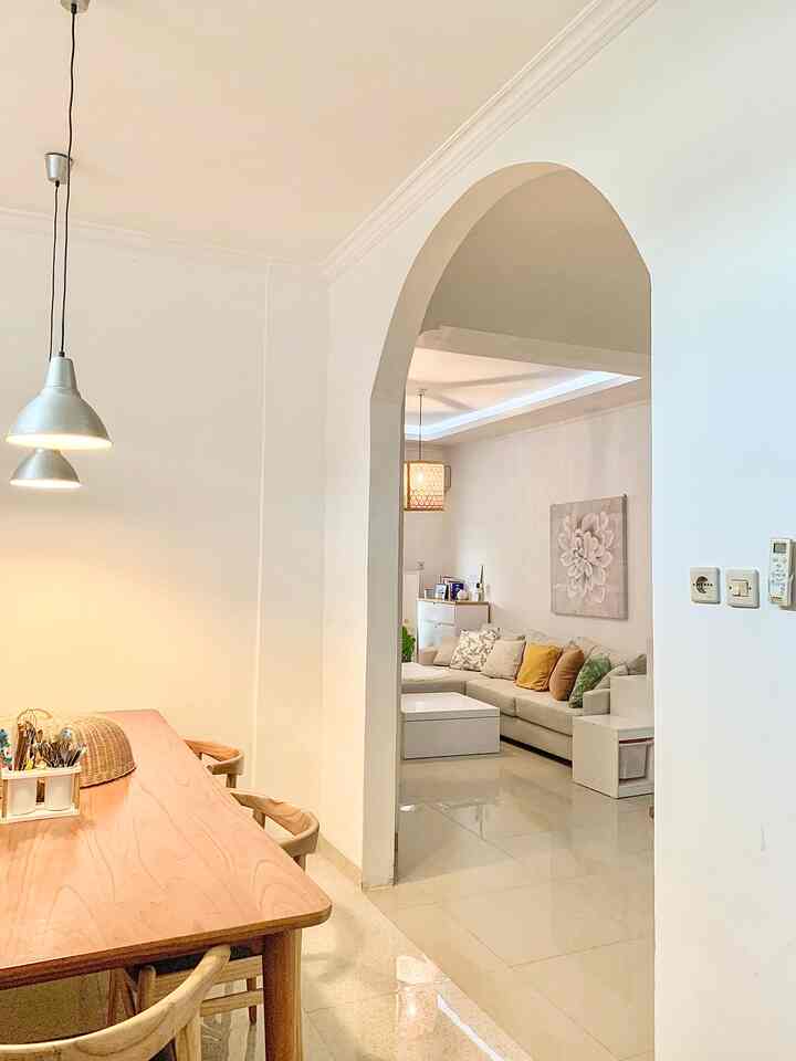 オープンスペース – スカンジナビアのミニマリスト。この家の設計を始めたとき、私はベージュ、白、木材などの自然な色がとても好きでした。この色は汚れやすいので敬遠している人も多いですが、実際は汚れていると目立つので掃除のモチベーションが上がり、もちろんいつもきれいな印象を与えることができます。木のダイニングルームはよりナチュラルな印象を与え、ベージュのソファとよく合います。

#スカンジナビア #homedecorinspo #aesthetichomedecor #minimalist #natural #tropical