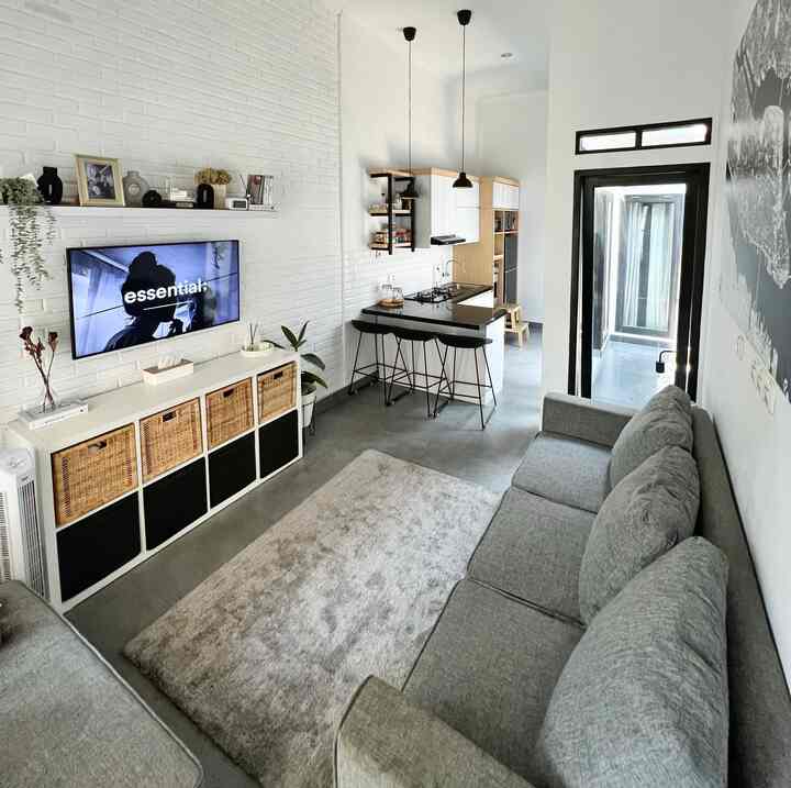 Tema rumah kami boleh dibilang termasuk kedalam tema minimalist. Kenapa demikian? Boleh dilihat furniture yang kami gunakan sangat sedikit, sesuai dengan kebutuhan saja. Kami menerapkan hal ini disetiap ruangan pada rumah. Hanya ada furniture seperlunya saja. Seperti pada ruang tamu dan dapur. Hanya ada beberapa perabot yang memang dibutuhkan. Sehingga ruangan terasa lega dan bersih. Pesan dari kami untuk menjadikan ruangan terlihat minimalist yaitu sediakan banyak ruang penyimpanan. 
#minimalist #homedecorinspo #roomdecorinspo #aesthetichomedecor #livingroominspo #inspirasilivingroom #livingroom #bandung #monochromehome #monochrome 