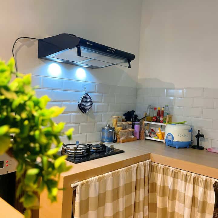Dapur Minimalist


Karna rumah kami open space yg masih gabungan antara tempat nnton tv dan meja bar dapur masih nyatu bisa dilihat dengan satu pandangan ketika masuk rumah.


Jadi kami memilih desain dan perabotan yang memang dibutuhkan serta mendukung. Dapur yg masih belum terpasang kitchen set, kami tutup dengan gorden agar terlihat lebih rapi. Dan beberapa tempat bumbu dapur dengan tone hitam - wood - putih.

Kamipun pasang cookerhood agar bau tak sedap ketika masak tidak terlalu memasuki semua area rumah.

#kitchenstyling
 #kitchendecorideas
 #kitchenmakeover #rumahdalamgangskm #dapurminimalist #gordendapur