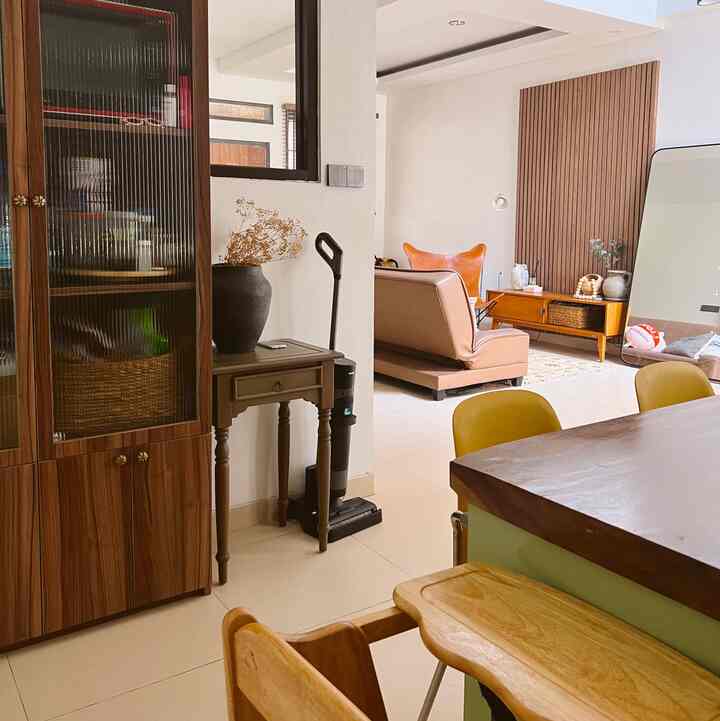 Salah satu cara untuk mendekorasi dapur adalah dengan menambahkan perabotan yang kita sukai, seperti contohnya meja hijau di dapur Coming Homey yang diatasnya ada vas dengan dry flower, memberikan kesan dapur vintage yang manis dan terasa lebih hidup. 

#kitchenstyling #kitchendecorideas #kitchenmakeover #midxenturymodern #90sqm #romangranit
