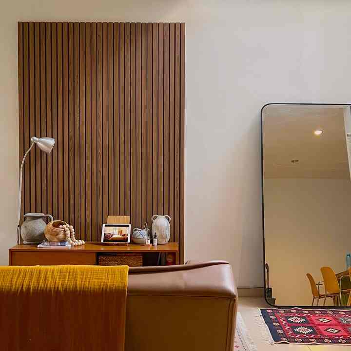 Sebelum renovasi rumah, kami berdua belum tau banyak mengenai style rumah, tapi diawal kami memang sudah sama-sama menyukai tone warna kayu coklat tua dengan warna netral yang dominan ditambah warna warni sebagai pemanisnya. 

Akhirnya setelah renovasi kami baru sadar kalo itu lebih mengarah ke style mid century modern, ditambah lagi kami berdua suka sentuhan vintage dan modern yang bersatu, jadilah akhirnya kami mulai tau saat ini jika mau mencari referensi hehe 

Kedepannya kami ingin mencoba menerapkan style ini ke semua ruangan, namun untuk sekarang kami memang masih mengisi rumah ini secara bertahap, semoga secepatnya rumah ini bisa semakin banyak isinya dan makin bisa terasa mid century modern stylenya😝💝

#midcenturymodern #90sqm #homedecorinspo #aesthetichomedecor #dulux #renovrumah