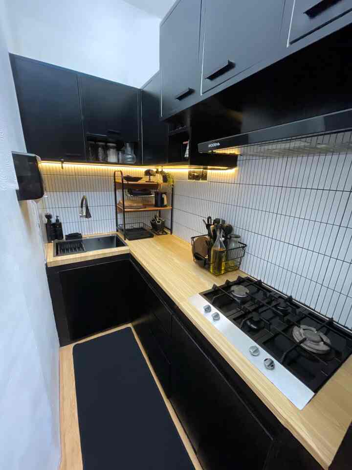 Focal point di dapur ini adalah kitchen cabinetnya yang memanjang seukuran dapur dan berwarna full hitam doff. 
Kebetulan dapur ini baru ganti backsplash jadi warna putih dan dengan nat abu tua, jadi tidak terlalu banyak dekorasi di area top table. 
Hanya perintilan dapur yang setiap hari dipakai seperti sutil silikon set, pisau, lap dapur, minyak goreng dll.
Bumbu-bumbu dan piring semua masuk ke dalam kabinet.

Semoga menginspirasi 😍
#kitchenstyling #kitchendecorideas #kitchenmakeover #kitchendecor #inspirasidapur #dapurmamba #dapurganteng #dapurminimalis #inspirasidapurmungil #dekorasidapur 