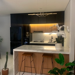 Focal point di kitchen nasr.living ini memang dari warnanya, memilih warna dark pada kitchen dan dipadukan dengan elemen wood serta penambahan lighting  agar terkesan dramatis. Agar seimbang maka dipilih warna backsplash dan island yang terang. Didesain dengan lemari penyimpanan yang banyak agar barang bisa disimpan ditempatnya dan kitchen tetap terlihat clean dan minimalis. Kitchen juga ditambahkan decor tanaman artificial maupun bunga segar potong
#kitchenstyling
#kitchendecorideas
#kitchenmakeover