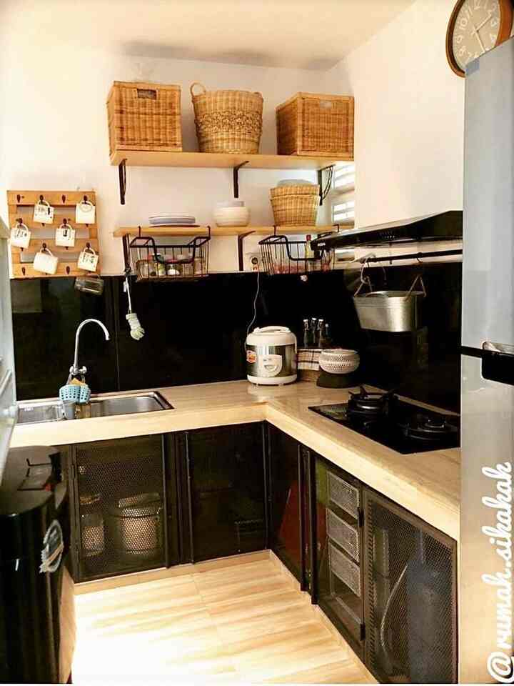 Dapur kami bernuansa industrial modern ,
cukup simple dengan rak rak penyimpanan terbuka .. beberapa peralatan memang sengaja diekspose , dipadukan dengan box box rotan buat storagenya dan beberapa storage lagi yang berbahan metal . Untuk memberikan kesan modern counter top dan back splash kami pilih bahan granit dengan motif yg sedikit rustic . Pemilihan kompor pun menggunakan kompor tanam agar lebih terkesan clean n moderen.

untuk area kolong dapur kami memilih menggunakan pintu custom dari bahan plat perofated (slide 3) yang dicat warna hitam .
Selain low budged, pintu ini cocok buat area rumah kami yg rayapan sekaligus baik untuk sirkulasi udara bawah kolong yg cenderung lembab .

Note: saat postingan ini tayang dapur kami dlm proses renovasi kecil, temanya masih tetep industrial dengan beberapa penambahan .. ditunggu postingan update an nya 🥰


#kitchenstyling
#kitchendecorideas
#kitchenmakeover
#industrialkitchen
