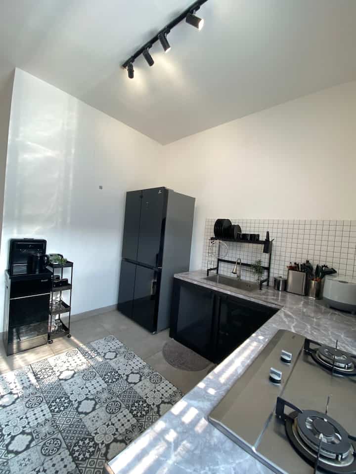Dapur Monochrome

Tidak banyak dekorasi yg menghiasi dapur, kami hanya menambahkan lighting dengan lampu rel dan rak peniris piring agar piring gelas tertata dengan rapih juga warna nya yang senada. Bagian kabinet bawah table kami memakai bahan besi hollow sebagai rangka dan perforated dibagian pintu nya memberi kesan industrial.

#kitchenstyling #kitchendecorideas #kitchenmakeover #dapurmonochrome #industrialminimalis #dekorasirumah #ruangmakan #industrial