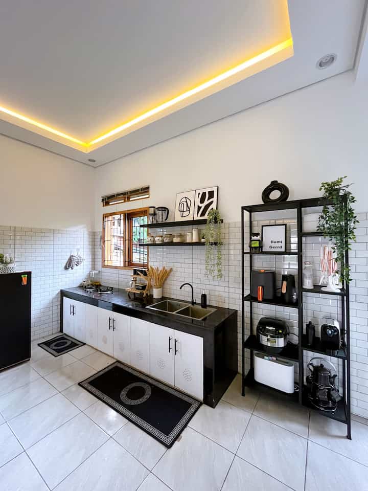 Aku menambkan rak dan ambalan agar dapur gundul monochromeku terlihat lebih rapih. Aku juga menambahkan beberapa dekorasi tanaman artificial agar dapur terlihat lebih cantik dan segar. 

Jika dilihat dapur ini memilki blackspace yang beda dari biasanya. Sengaja aku mendesain seperti ini agar dindidnh dapurku lebih mudah untuk dibersihkan. 

#bumigerrd  #kitchenstyling #kitchendecorideas #kitchenmakeover #dapurmonochrome #dapursegaris
