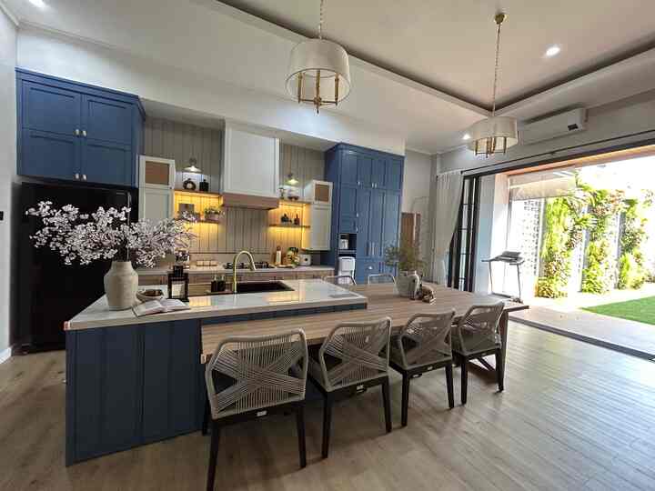 Halo Assalamualaykum Tetangga Online 👋🏻

ini adalah penampakan dari dapur di @rumah_sarana.. karena tema rumah aku farmhouse.. jadi dapurnya memang sengaja aku bikin suasananya agak2 tradisional kaya gini.. 

#kitchenstyling
#kitchendecorideas
#kitchenmakeover
#farmhousekitchen
#desaininterior