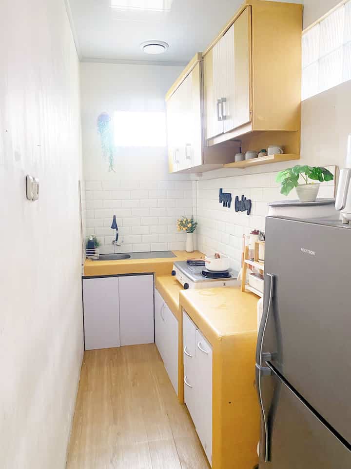 Dapur segaris yang hanya berukuran 2x1.5m ini menjadi sebuah tantangan buat aku pribadi untuk menata dapur ini agar rapi & nyaman versiku.

Caraku styling dapur ini agar terlihat rapi adalah dengan menambahkan lemari kabinet atas dan bawah. Dan juga menggunakan kotak penyimpanan di dalam lemari.  
Selain itu, sebisa mungkin untuk tidak meletakkan banyak perintilan dapur / barang di atas top table agar terkesan rapih dan tidak terlalu sempit.

Focal point di dapur ini adalah backsplash keramik bevel yg aku tempel menggunakan lem sealent diatas keramik sebelumnya tanpa bongkar 🤗


Terakhir, untuk menbuat dapur menjadi lebih hidup aku menambahkan beberapa tanaman artificial & bunga artificial di dalam vas.

#kitchenstyling #kitchendecorideas #kitchenmakeover #dapursederhana #dapursimple #dapurminimalist #makeoverdapur #minimalist #japandi #rumahsederhana #bekasi #decorlowbudget #rumahmungil #3x3m #dekorasilowbudget #dekorasi #dekorasidapur 