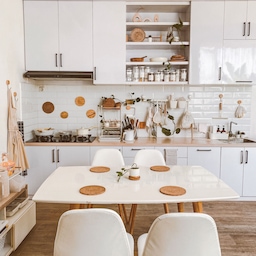 Straight Kitchen Single Wall
—
inilah dapur di rumahbunday, straight - single wall panjang 3,3 m dengan style kombinasi white and wood
—
untuk kitchen set dibagian tengah atas dibuat open shelves supaya tidak terlalu monoton, sehingga selain berfungsi sebagai tempat penyimpanan sekaligus bisa dijadikan juga sebagai tempat dekorasi yang bisa mempercantik tampilan dapur
—
untuk semua bumbu dan bahan-bahan lainnya disimpan dalam wadah yang sama dan diberi label, jadi meskipun bumbu dan bahan-bahan disimpan di tempat yang terbuka, dapur tetap terlihat rapi dan aesthetic 
—
kemudian karena dapur didominasi nuansa white and wood, agar terlihat lebih hidup maka dekorasi dapur pun diberi sentuhan tanaman hijau, baik yang hidup maupun artificial
—
#kitchenstyling
#kitchendecorideas
#kitchenmakeover

