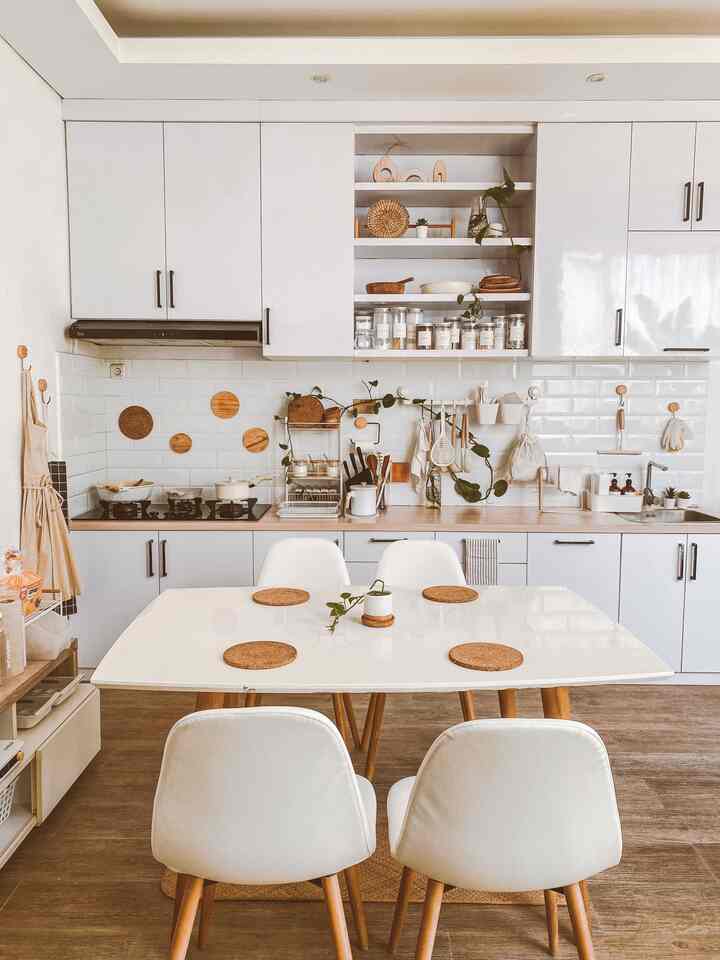 Straight Kitchen Single Wall
—
inilah dapur di rumahbunday, straight - single wall panjang 3,3 m dengan style kombinasi white and wood
—
untuk kitchen set dibagian tengah atas dibuat open shelves supaya tidak terlalu monoton, sehingga selain berfungsi sebagai tempat penyimpanan sekaligus bisa dijadikan juga sebagai tempat dekorasi yang bisa mempercantik tampilan dapur
—
untuk semua bumbu dan bahan-bahan lainnya disimpan dalam wadah yang sama dan diberi label, jadi meskipun bumbu dan bahan-bahan disimpan di tempat yang terbuka, dapur tetap terlihat rapi dan aesthetic 
—
kemudian karena dapur didominasi nuansa white and wood, agar terlihat lebih hidup maka dekorasi dapur pun diberi sentuhan tanaman hijau, baik yang hidup maupun artificial
—
#kitchenstyling
#kitchendecorideas
#kitchenmakeover
