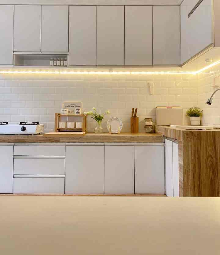Focal point di dapur saya mungkin backsplash dan kitchen set all white..mendukung tema minimalist yang saya pilih..kitchen utensils sebagian besar masuk kedalam storage tertutup agar tidak terlalu ramai di atas top table..saya suka menyusun barang-barang rapi pada tempatnya #kitchenstyling #kitchendecorideas #kitchenmakeover #minimalistkitchen