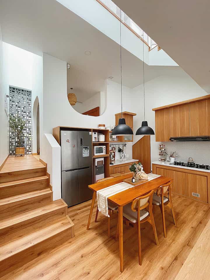 Focal point didapur ini adalah kitchen set dengan motif kekayuan dan tentunya meja makan dari jati. 
Untuk dekorasi tentunya ada pada lampu gantung diatas meja makan. Ingin membuatnya berbeda dari warna brown yg mendominasi, jdnya dipilih warna hitam. 
Selain itu utk mempercantik dapur bisa ditambahkan tanaman hijau yg menggantung serta beberapa perintilan gemesh dimeja dapur.
#kitchenstyling #kitchendecorideas #kitchenmakeover #drykitchen #diningarea #simplekitchen #kitchendecor