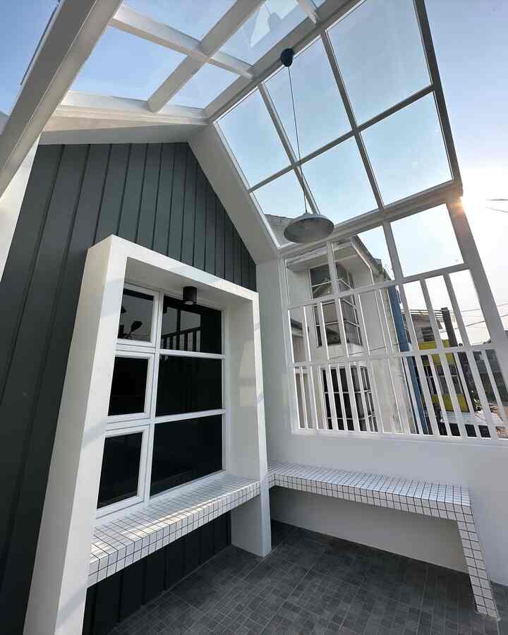 • Modern Style House •

Hello O!House friends, Himfari’s house memilih style Modern karena kami menyukai rumah yang memiliki pencahayaan natural yang maksimal, bentuk bangunan/ ruangan dan furnitur dengan clean geometry, menggunakan warna-warna netral serta menerapkan open floor plan concept.

Ciri khas rumah dengan style Modern didapatkan dengan adanya jendela-jendela berukuran besar yang terdapat di seluruh bagian rumah untuk memaksimalkan pencahayaan natural. Selain itu, kami menggunakan banyak furnitur dengan clean geometry yang tidak banyak ornamen, bahkan handle pun kami memilih yg sederhana atau tanpa handle.

Warna netral hitam, putih dan abu-abu mendominasi setiap ruangan, serta open floor plan concept memastikan tidak ada ruangan yang tidak terpakai.

#modern #modernstylehouse #homedecorinspo #roomdecorinspo #aesthetichomedecor