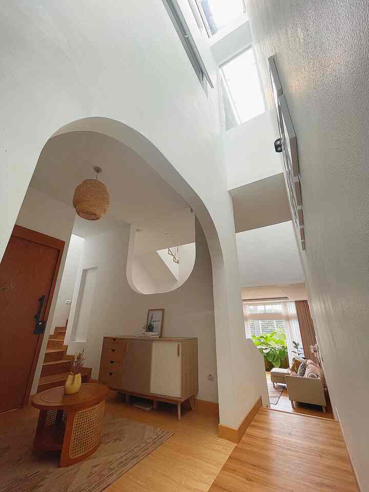 Tema rumah scandinavian dgn sedikit sentuhan boho. Tak lain dan tak bukan memilih tema ini agar terasa hangat dicuaca dingin lembang.
Menerapkan style ini hampir disetiap ruang dengan memilih furniture atau pun dekorasi yg terbuat dari kayu, rotan dan bambu.
#scandinavian #homedecorinspo #roomdecorinspo #aesthetichomedecor #scandihome #bohemianstyle